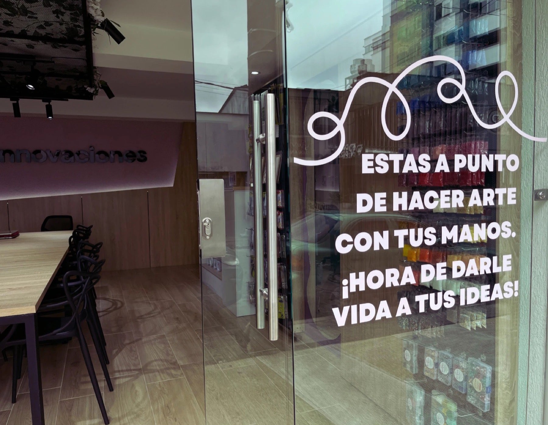 Vinilo en la puerta: Estás a punto de hacer arte con tus manos