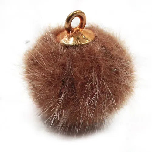 Pompón pendiente peluche – Café medio