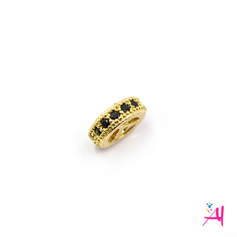 Dije Rodio – Micro Pave Rueda Dorada Circón Negro