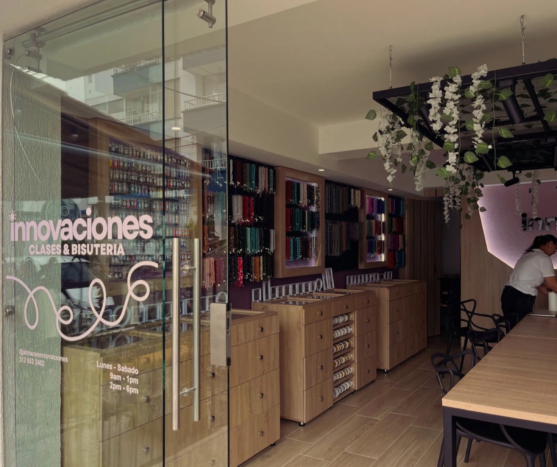 Fachada de la tienda Innovaciones, Clases y Bisutería, en Pereira
