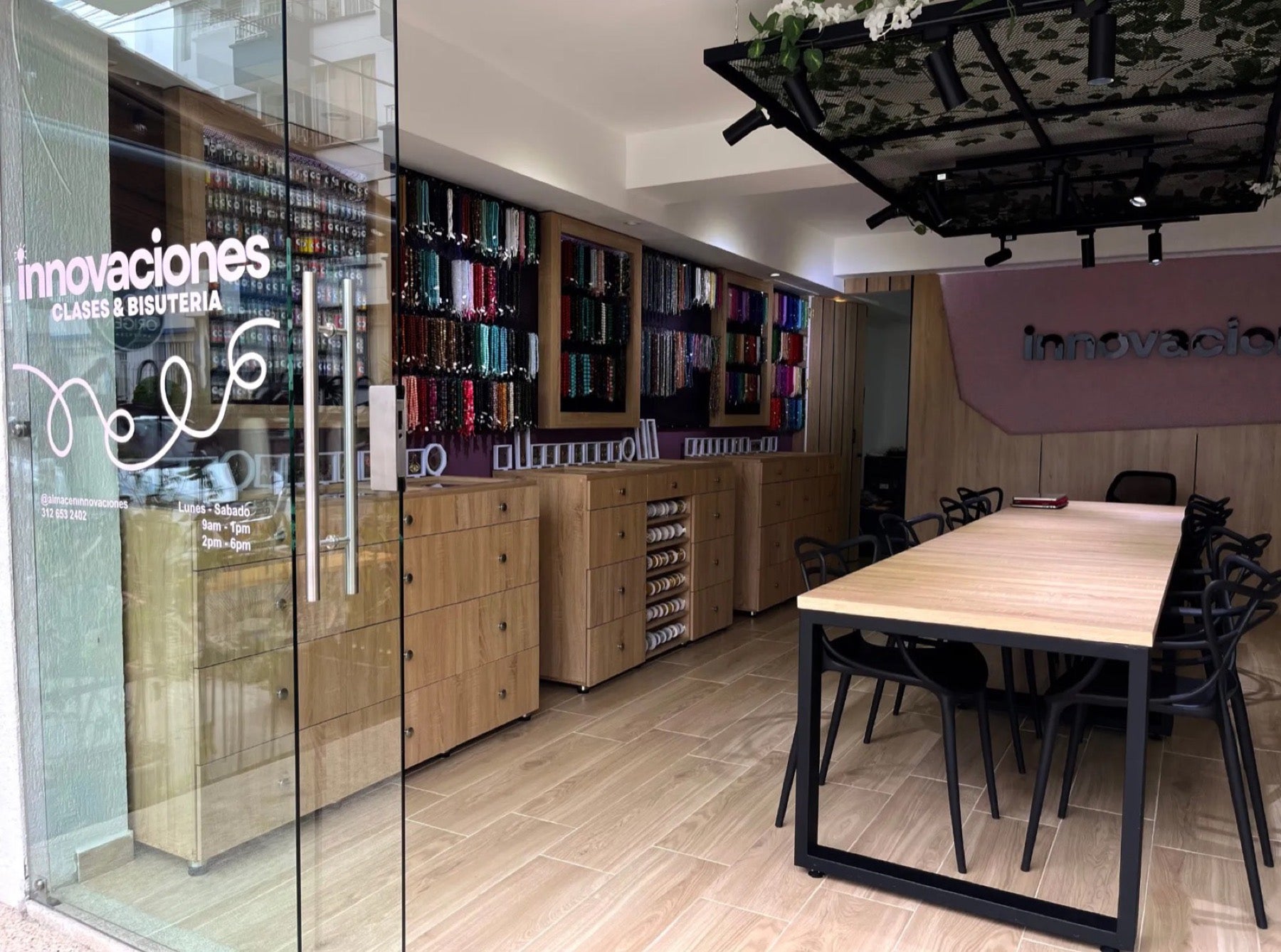 Interior de la tienda con mesa de clases